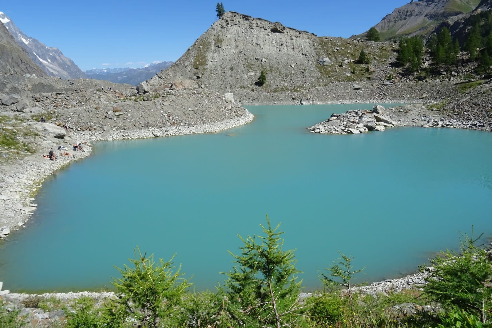 Il Lago del Miage turchese, trattenuto dalla morena grigia del ghiacciaio.