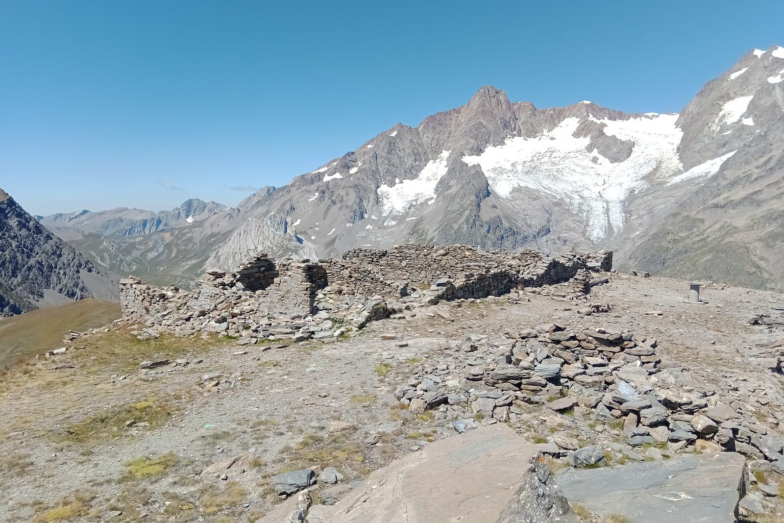 I muri in rovina in cima al Mont Fortin, con i ghiacciai del massiccio del Monte Bianco al di là.